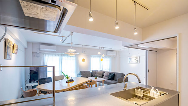 輝くステンレスのオープンキッチン