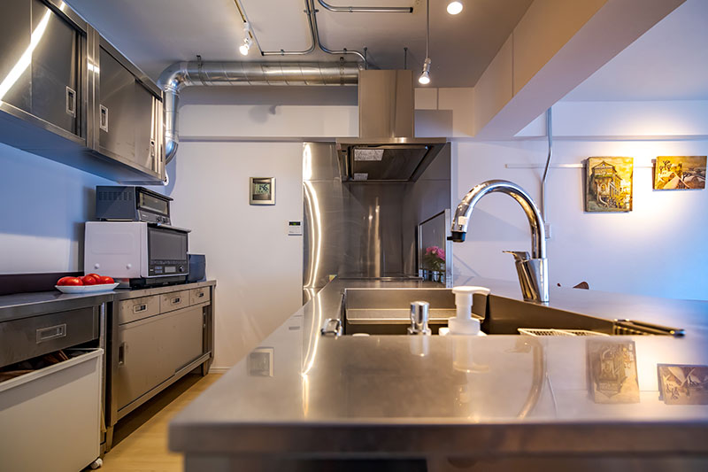 シンプルで個性的なオールステンレスキッチン