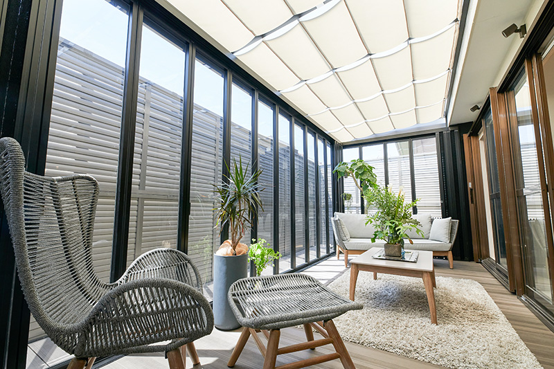 既設の掃き出し窓のサッシ色と家具、エクステリアのサッシ色とのバランス