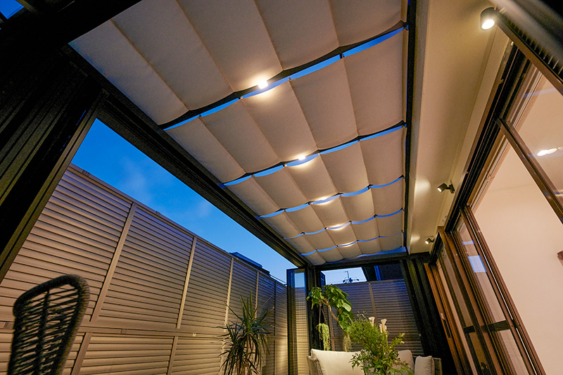 暮れゆく空とテラス