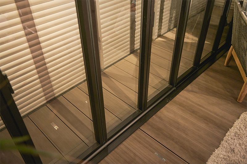 サッシの色と照明