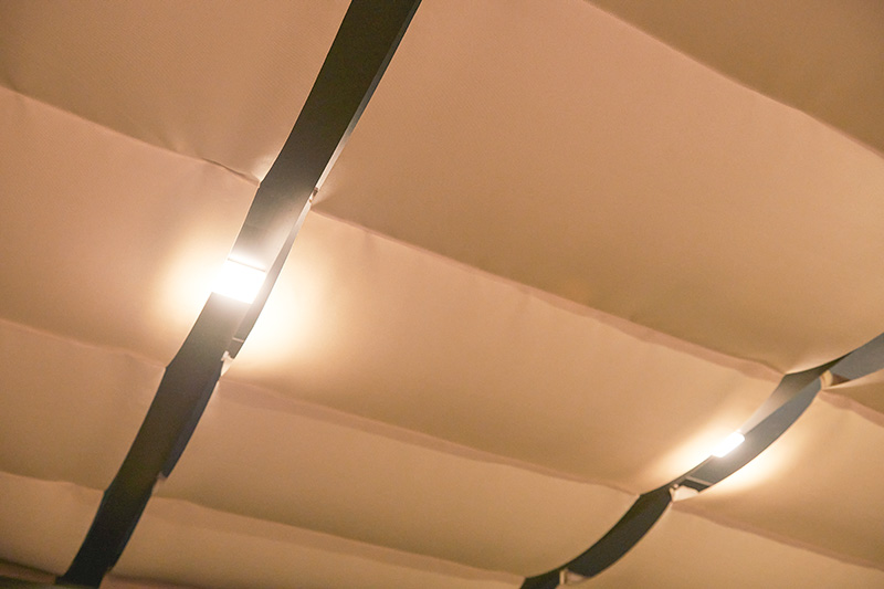 内部の日よけ用のシェード