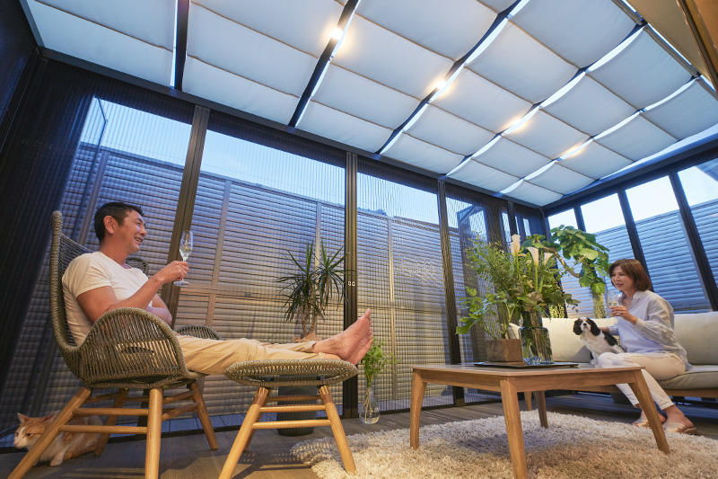 夫婦とペットと共にお酒を楽しむ