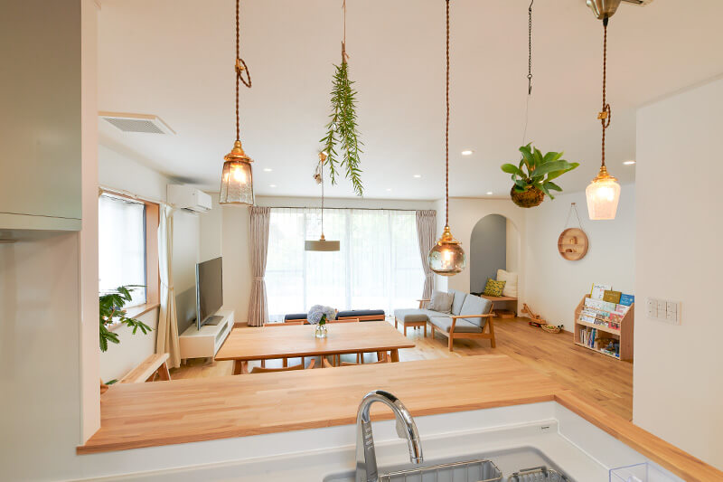 キッチンから見渡せるリビングダイニング