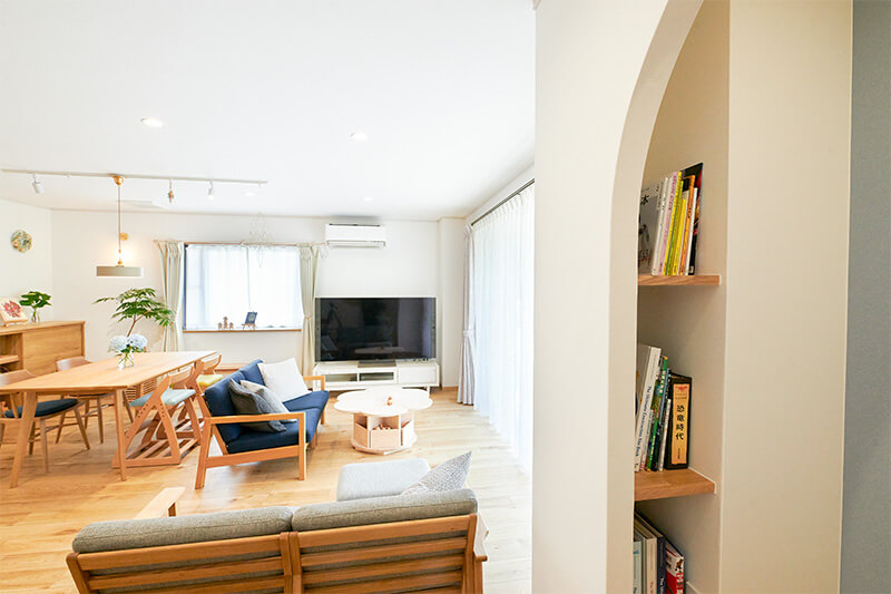 重量鉄骨の柱を上手く使って収納棚に