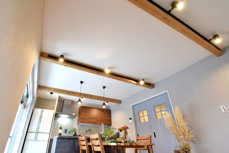 化粧梁のスポットライトでおしゃれ部屋