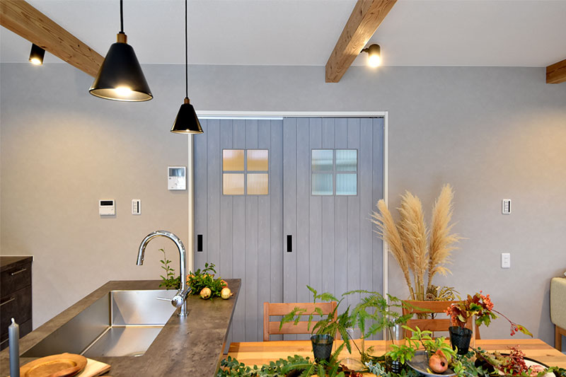 リビングのアクセントにもなるおしゃれな扉