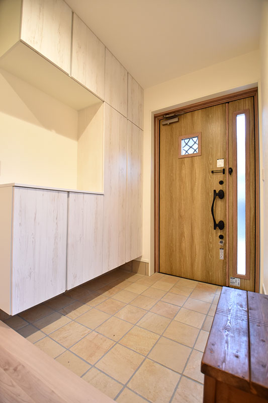 カフェ風なタイルの玄関