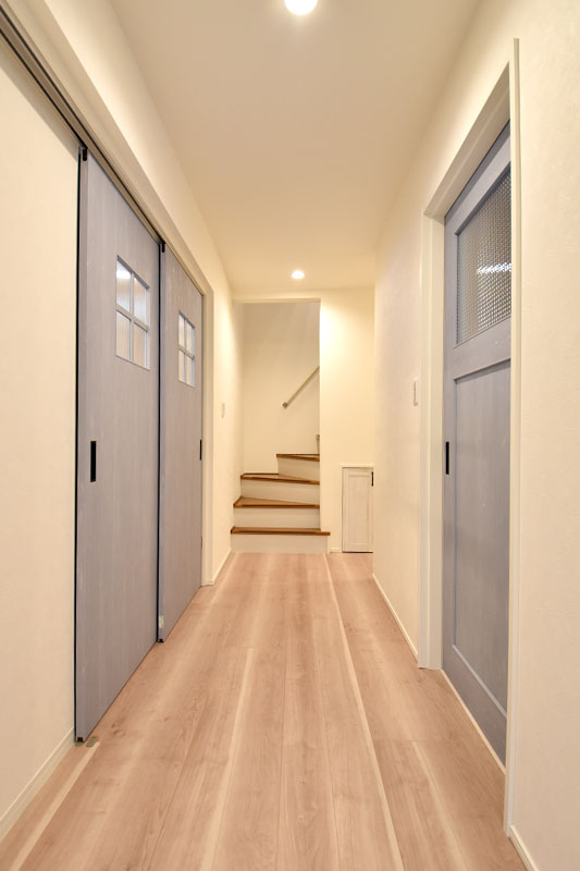 白で統一した廊下に映えるおしゃれな建具