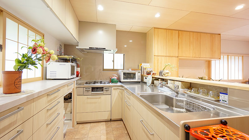 収納たっぷりなL型キッチン