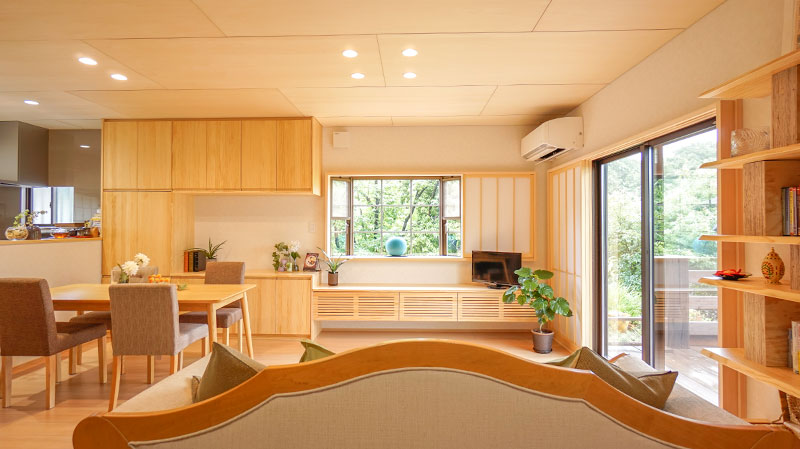 障子を開け放した状態のリビング