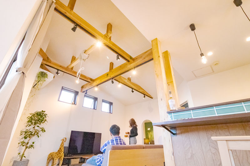 梁を活かしたカフェ風照明