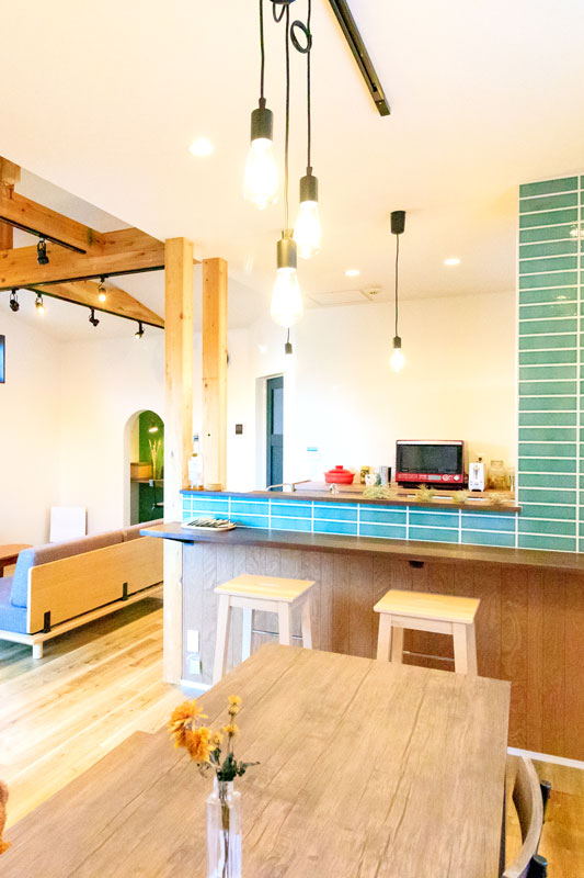 タイル貼りキッチン壁