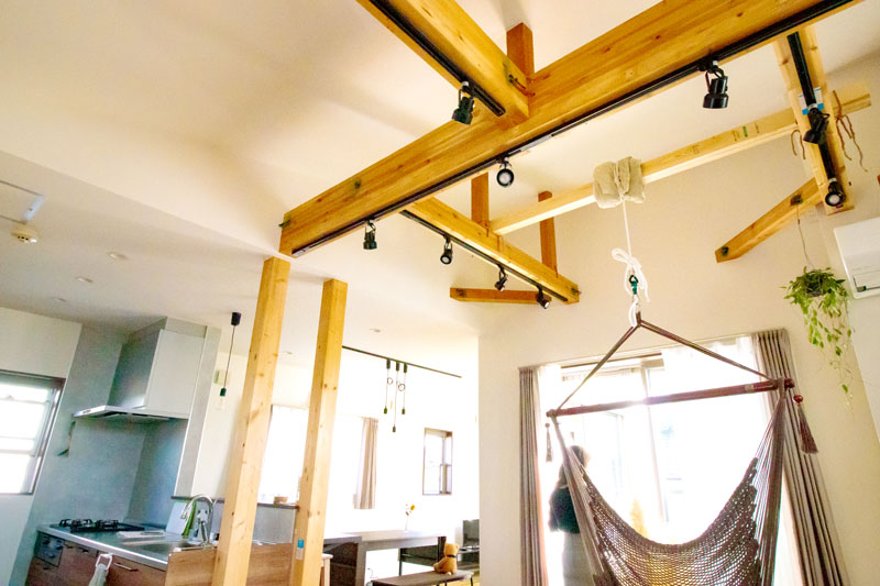 暖かい日差しのバルコニーでティータイムを