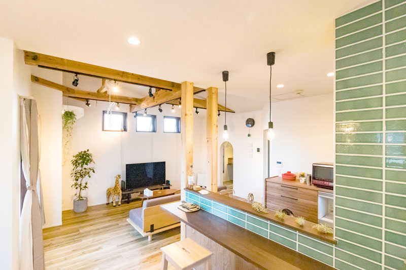 梁につけたスポットライトで明るさを調整できる